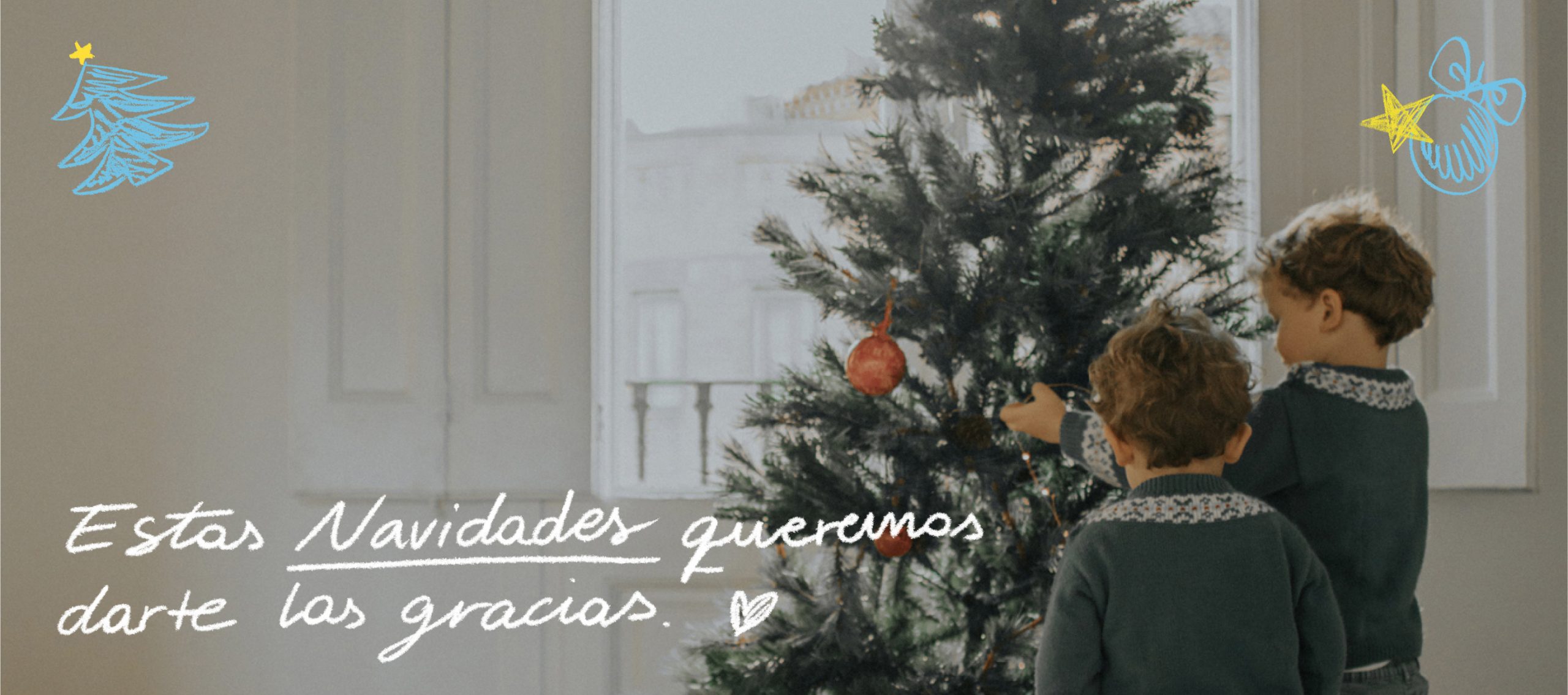 niños en árbol de navidad
